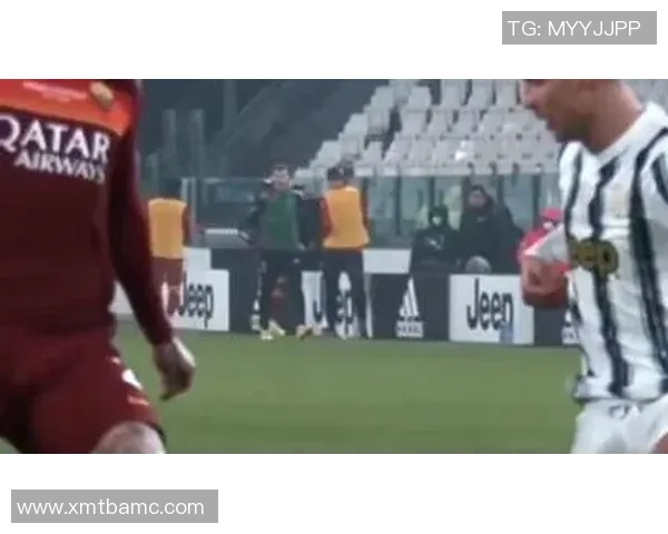 足球花式动作球星炫技集锦展现灵巧脚法与创造力风采